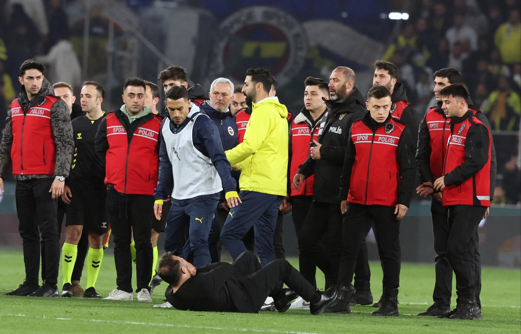 哈希官网入口 -冲刺阶段突围战来临,里尔围绕意大利杯内部沟通,引发热议,临场指挥获称赞